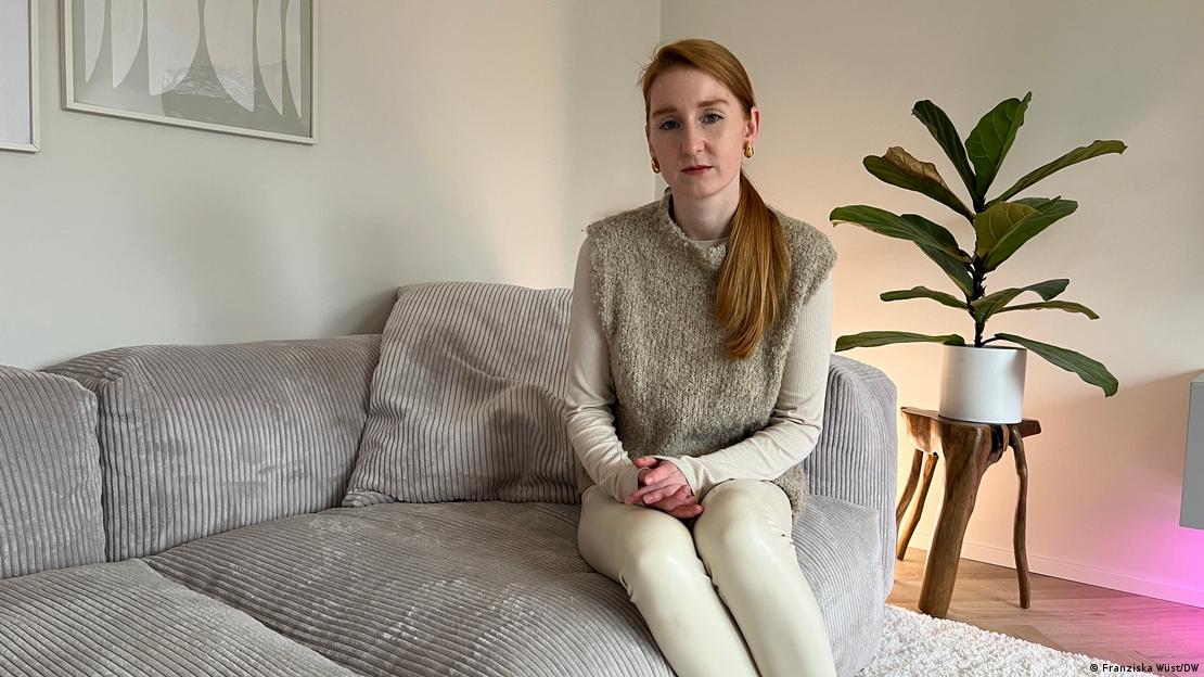 Lena Jensen sjedi na sofi u svojoj primaćoj sobi Lena Jensen sjedi na sofi u svojoj primaćoj sobi