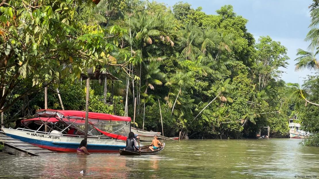 Moradoras da ilha do Combu, em Belém, tomam banho de rio em meio ao cenário verde dessa região da cidade