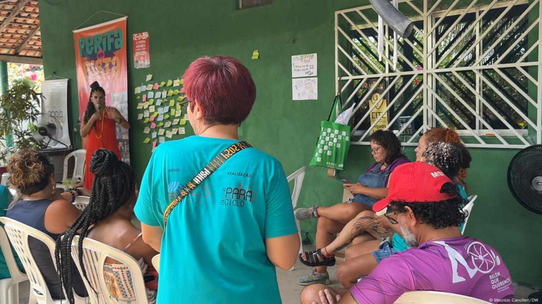 Homens e mulheres integrantes de movimentos sociais participam de encontro para discutir a crise climática em Belém