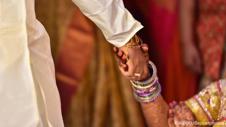 In Indien werden Hochzeiten traditionell aufwändig gefeiert. In Deutschland ist das anders.