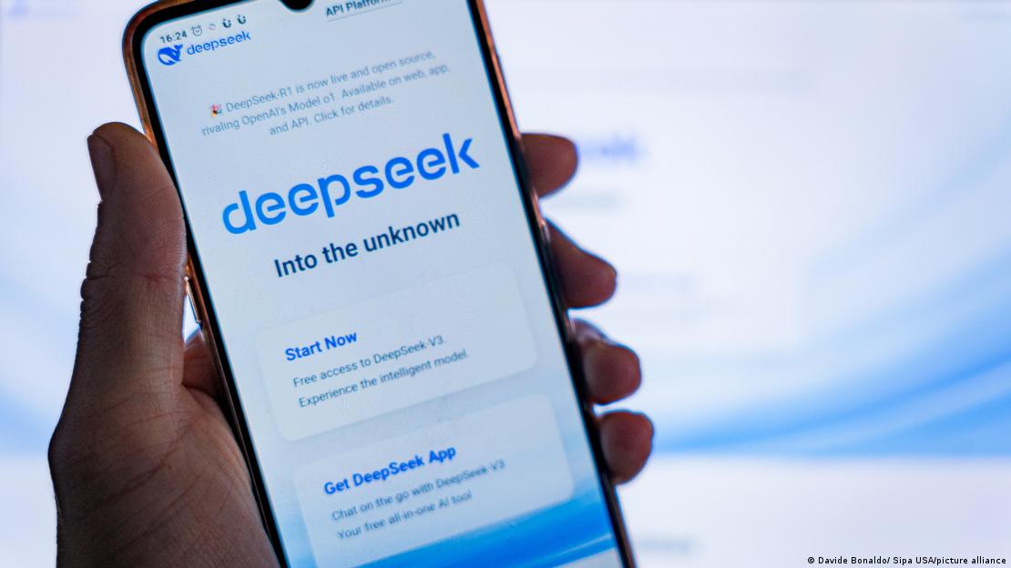 App de DeepSeek en la pantalla de un móvil sostenido por una mano App de DeepSeek en la pantalla de un móvil sostenido por una mano