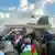 Cientos de egipcios se reúnen frente al cruce fronterizo de Rafah, entre Egipto y la Franja de Gaza, para mostrar solidaridad con los palestinos y rechazar los planes de desplazamiento.