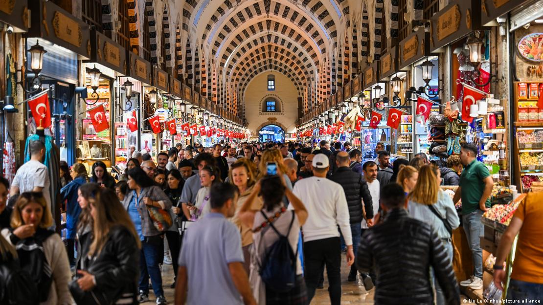 İstanbul Kapalı Çarşı'da turistler