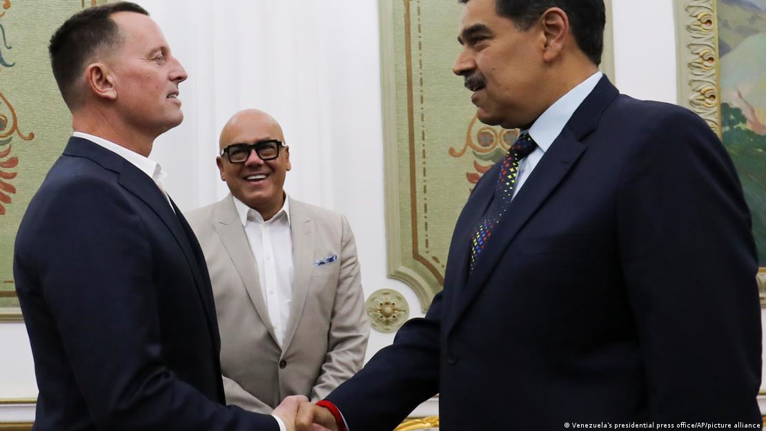 El enviado de Trump, Richard Grenell (izq.), se entrevistó en Caracas con Maduro, en enero de 2025.