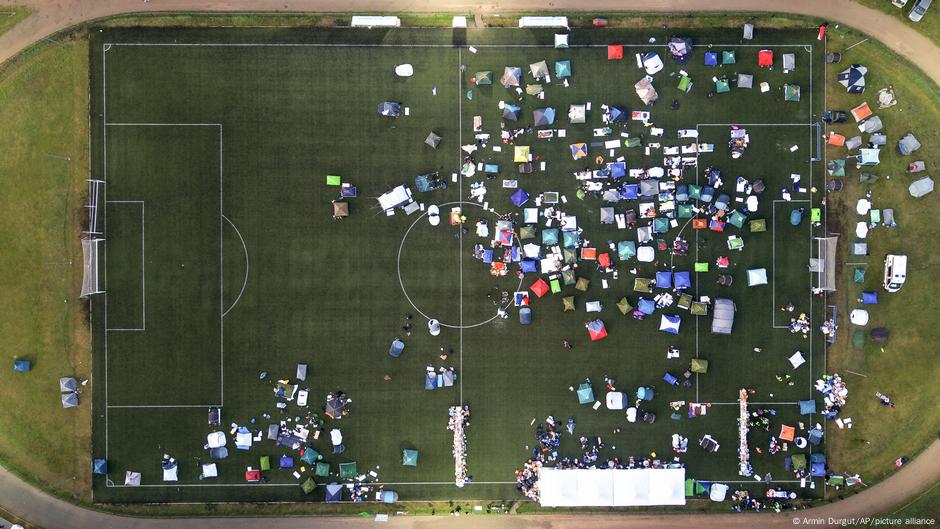 Studenti postavili šatore na stadionu u Inđiji gde su prespali na putu ka Novom Sadu, 31.01.2025.