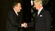 Der Vorsitzende der N-VA Bart De Wever (l) schüttelt die Hand von König Philippe, beide tragen dunkle Anzüge Der Vorsitzende der N-VA Bart De Wever (l) schüttelt die Hand von König Philippe, beide tragen dunkle Anzüge