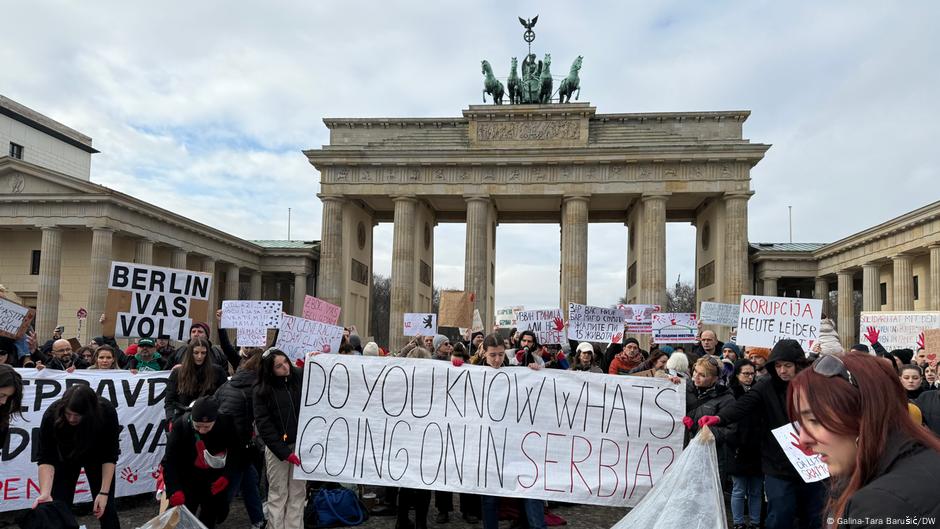 Podrška protestima u Srbiji na okupljanju u centru Berlina 1. februara 2025.