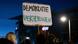 "Demokratie Verteidigen steht in schwarzen und grünen Großbuchstaben auf einem weißen Plakat, das ein Demonstrant im Abendlicht vor der CSU-Parteizentrale in München hochhält. "Demokratie Verteidigen steht in schwarzen und grünen Großbuchstaben auf einem weißen Plakat, das ein Demonstrant im Abendlicht vor der CSU-Parteizentrale in München hochhält.