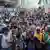 Manifestantes marchan en apoyo de la comunidad LGBT para protestar contra las recientes declaraciones del presidente de Argentina, Javier Milei, en el Foro Económico Mundial.