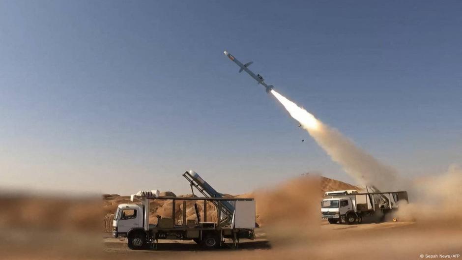IRÁN REVELA NUEVO MISIL BALÍSTICO EN UNA MUESTRA DE FUERZA – DW – 02/02/2025