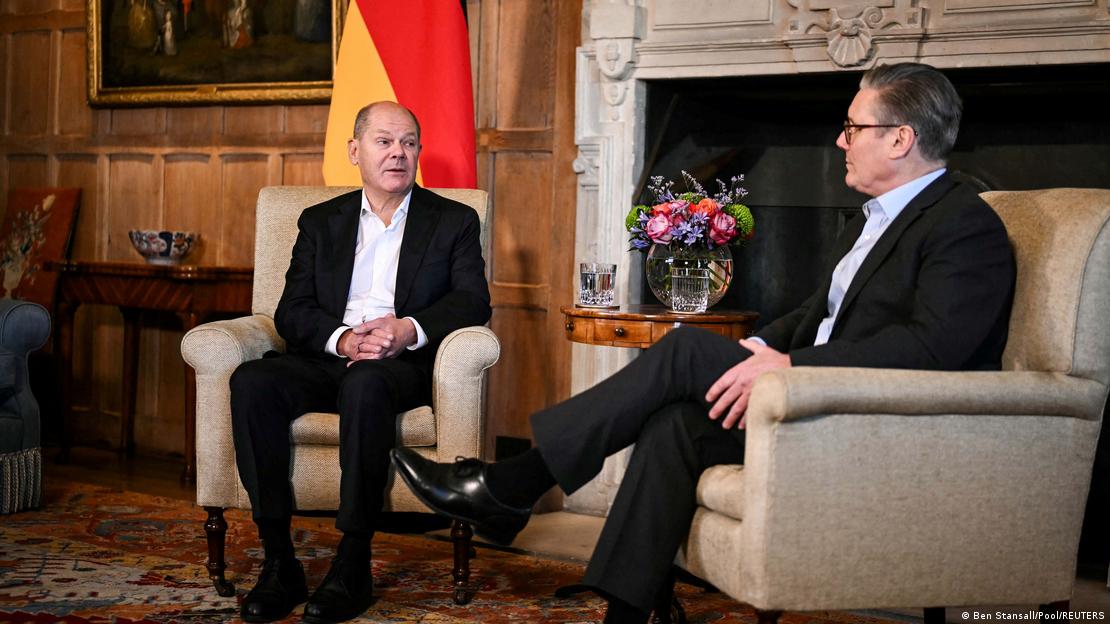 Starmer dhe Scholz ulur në kolltuqe pranë një tavoline me një vazo me lule