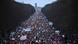Puerta de Brandeburgo de fondo. La calle que lleva hasta ella está llena de gente portando pancartas contra la ultraderecha.
Puerta de Brandeburgo de fondo. La calle que lleva hasta ella está llena de gente portando pancartas contra la ultraderecha.