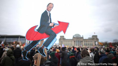 Protesta kundër bashkëpunimit të CDU me AfD, protestues mbajnë pankartë me kandidatin për kancelar, Friedrich Merz