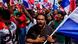 Un hombre con una bandera de Panamá grita en la calle durante una protesta.
Un hombre con una bandera de Panamá grita en la calle durante una protesta.