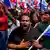 Un hombre con una bandera de Panamá grita en la calle durante una protesta.