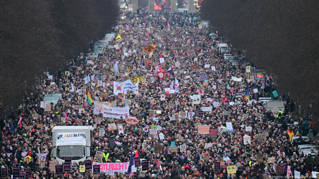 Almanya'da aşırı sağın güçlenmesi ve merkez sağ partilerin ırkçı AfD'yle aynı talepleri dile getirmesi kitlesel protesto gösterilerine yol açtı. Fotoğrafta Berlin'de yapılan ve yüzbinlerce kişinin katıldığı gösterideki insan kalabalığı gözüküyor. 