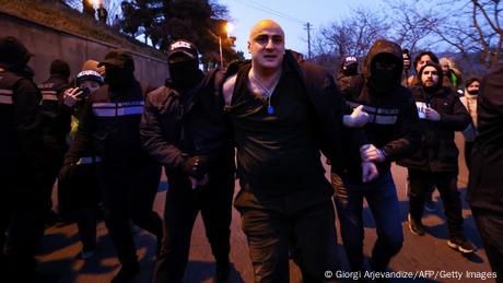 Es gibt erneute Proteste in Georgien nach der Festnahme zweier Oppositionspolitiker.