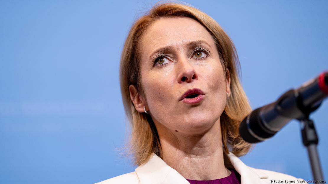 Kaja Kallas me xhaketë të bardhë duke folur