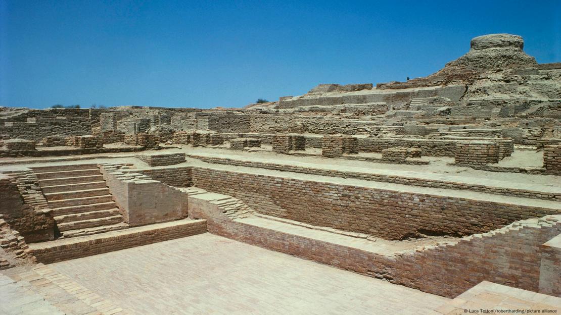 Mohenjo-daro, una de las mayores ciudades de la civilización del Valle del Indo, fue construida hacia el 2500 a.C. en lo que hoy es Pakistán. Esta metrópolis, contemporánea de las civilizaciones de Egipto y Mesopotamia, representa uno de los primeros grandes asentamientos urbanos de la historia de la humanidad. Mohenjo-daro, una de las mayores ciudades de la civilización del Valle del Indo, fue construida hacia el 2500 a.C. en lo que hoy es Pakistán. Esta metrópolis, contemporánea de las civilizaciones de Egipto y Mesopotamia, representa uno de los primeros grandes asentamientos urbanos de la historia de la humanidad.