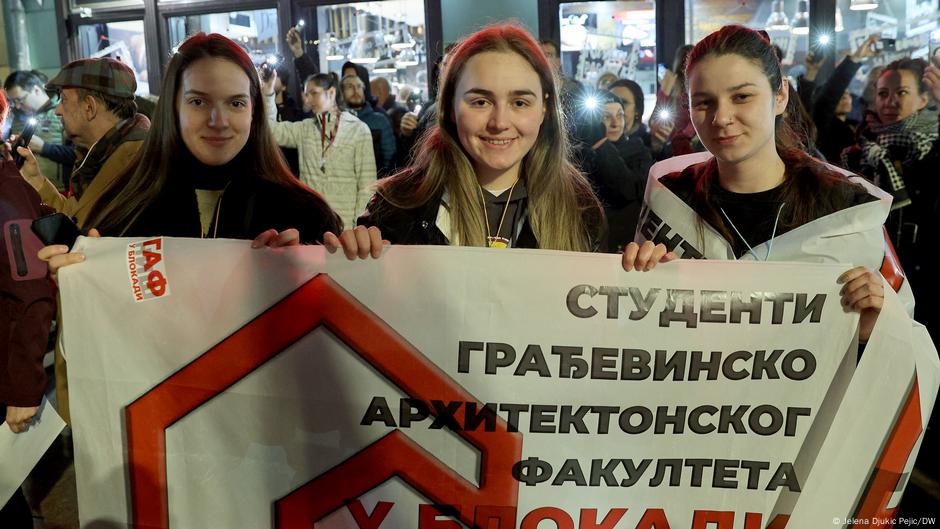 Studentkinja Neda Rajković sa koleginicama na protestu u Nišu