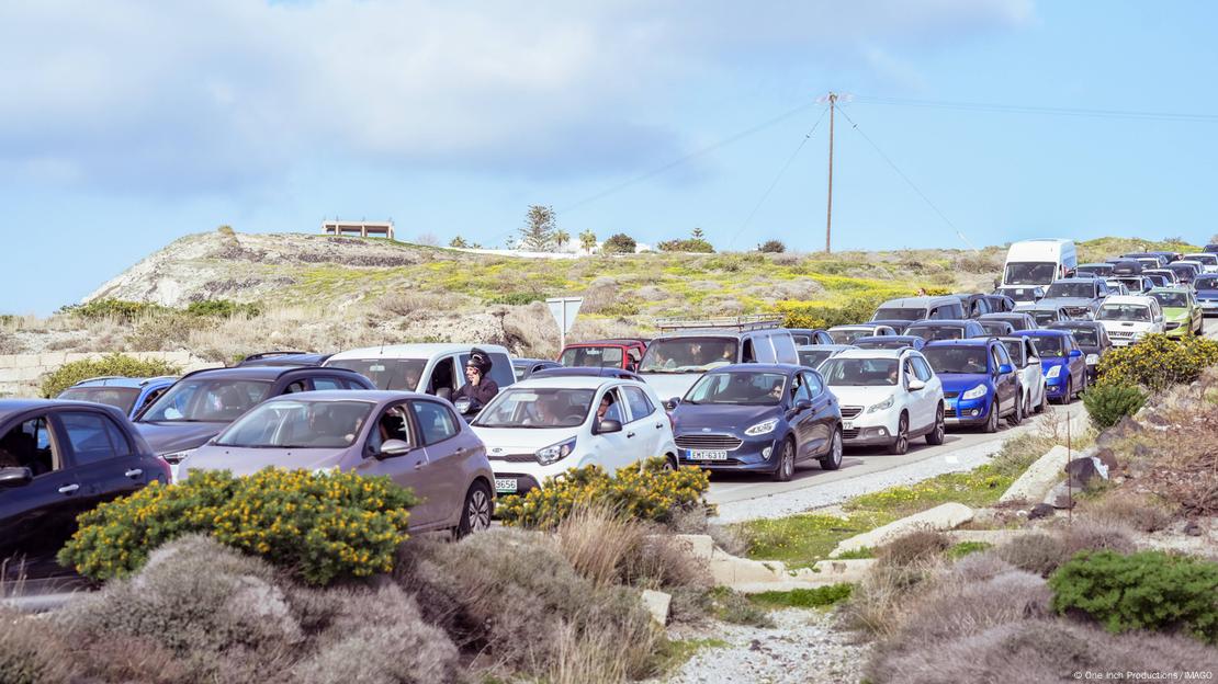 Congestión del tráfico en la calle que lleva al puerto de Santorini