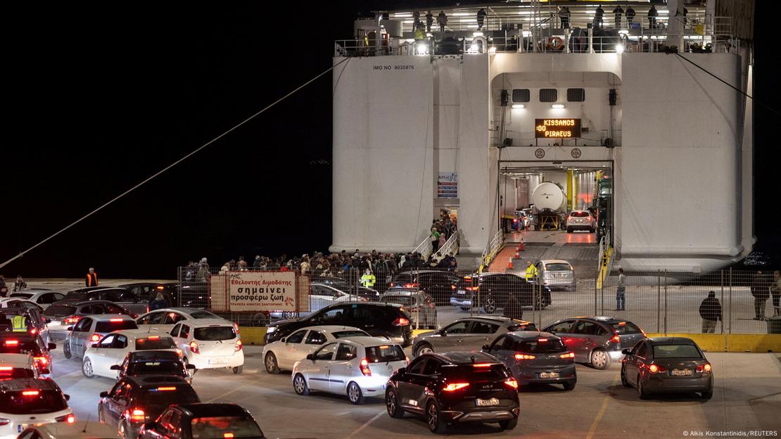 Evacuación de Santorini en ferry.