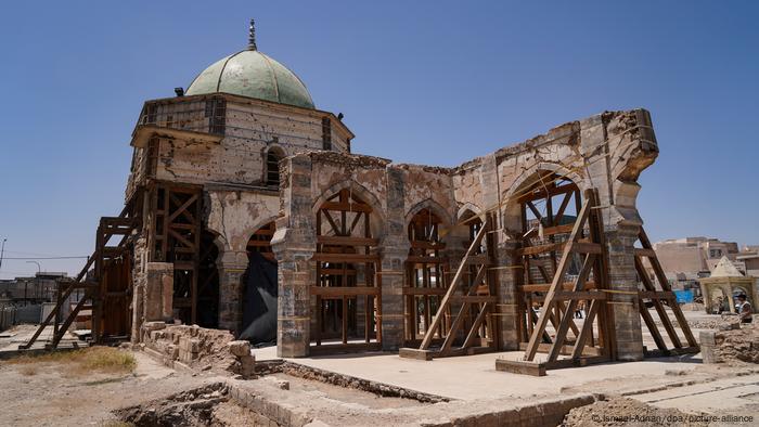 Canteiro de obras da Mesquita Al-Nuri em Mossul, Iraque. Dali, extremistas proclamaram em 2014 a criação de um califado do "Estado Islâmico"