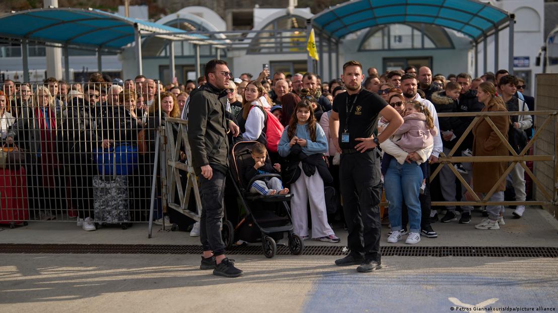 Επιβάτες στη Σαντορίνη περιμένουν το πλοίο για τον Πειραιά