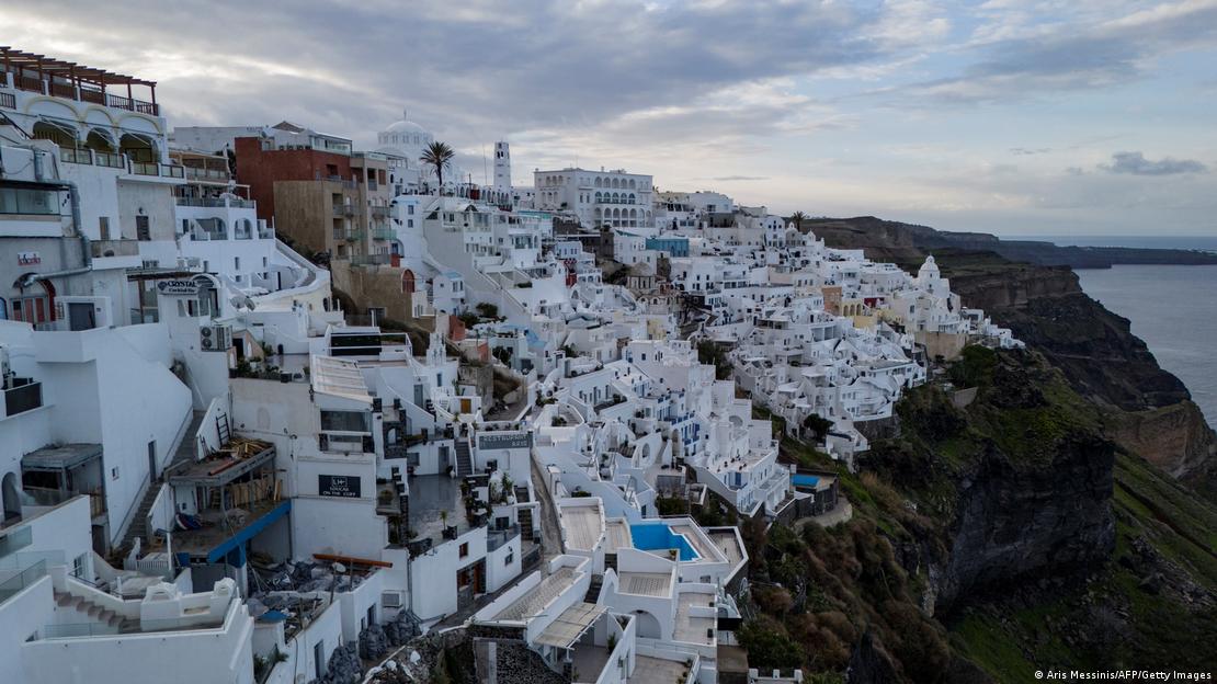 Vista da cidade de Fira, na ilha grega de Santorini, no Mar Egeu, em 4 de fevereiro de 2025. 