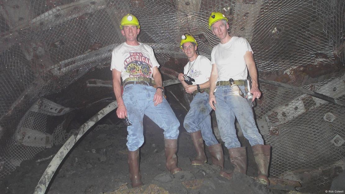 Científicos toman muestras de microbios en el fondo de la mina Homestake, en Dakota del Sur (EE.UU.). Científicos toman muestras de microbios en el fondo de la mina Homestake, en Dakota del Sur (EE.UU.).