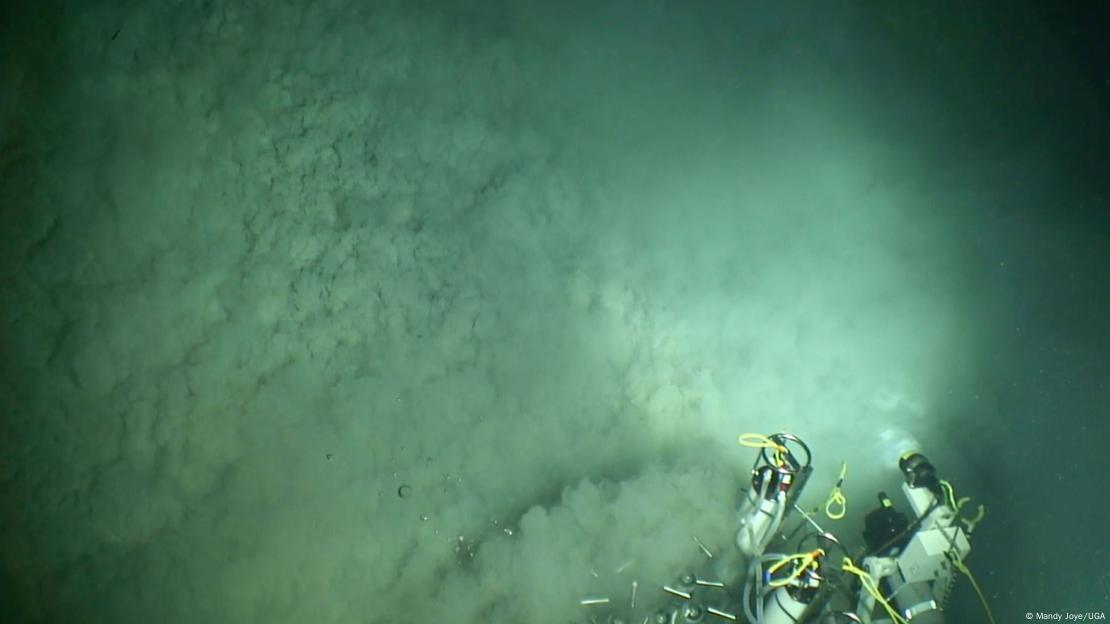 Un volcán de lodo en el fondo marino donde los fluidos ricos en metano del subsuelo se emiten a la columna de agua. Estos ecosistemas se encuentran en la interfaz entre el subsuelo y la superficie y suelen ser oasis de vida en las profundidades oceánicas. Un volcán de lodo en el fondo marino donde los fluidos ricos en metano del subsuelo se emiten a la columna de agua. Estos ecosistemas se encuentran en la interfaz entre el subsuelo y la superficie y suelen ser oasis de vida en las profundidades oceánicas.