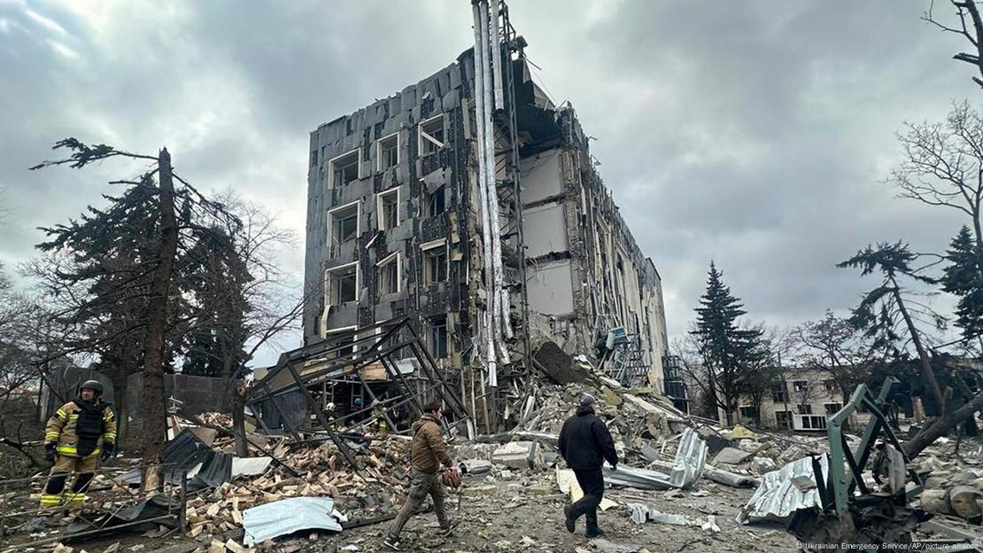 Украина Изиум 2025 | спасувачи пред оштетена зграда по руски напад