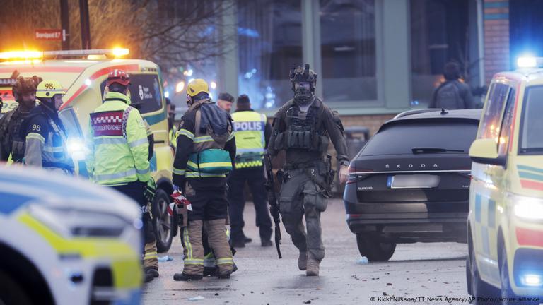 Suecia, Örebro, 4 de febrero 2025 | Amplia presencia policial en una escuela del Campus Risbergska.