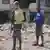 En la imagen se observa a cuatro jóvenes haitianos fuertemente armadas, supuestos miembros de pandillas.