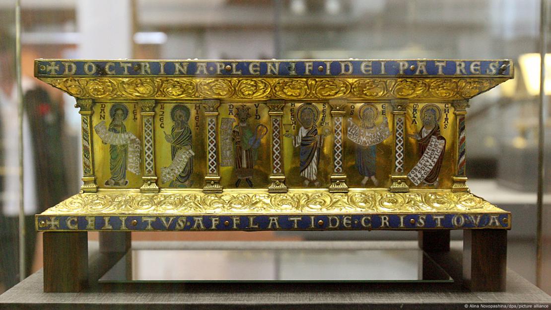 Një altar portabël prej ari dhe dekoruar me ikona, objekt i thesarit mesjetar Welfen
