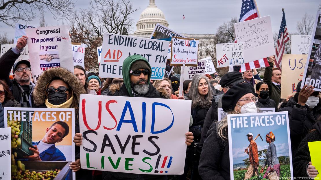 Protesta en Washington contra el retiro de fondos a la agencia de ayuda humanitaria internacional USAID. En un cartel se lee: "USAID salva vidas".