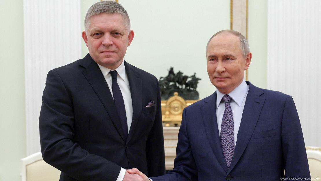 Kryeministri Sllovak Robert Fico duke shtrënguar duart në takim me presidentin rus Vladimir Putin. të dy veshur me kostum ngjyrë të errët dhe me këmishë të bardhë e kravatë. Kryeministri Sllovak Robert Fico duke shtrënguar duart në takim me presidentin rus Vladimir Putin. të dy veshur me kostum ngjyrë të errët dhe me këmishë të bardhë e kravatë.