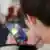 Jovem olha para tela de celular