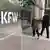 Angestellte betreten die KfW Kreditanstalt für Wiederaufbau in Frankfurt, Hessen, Deutschland