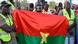 Des partisans de l'AES brandissent un drapeau du Burkina Faso fait maison (archive de janvier 2024) Des partisans de l'AES brandissent un drapeau du Burkina Faso fait maison (archive de janvier 2024)