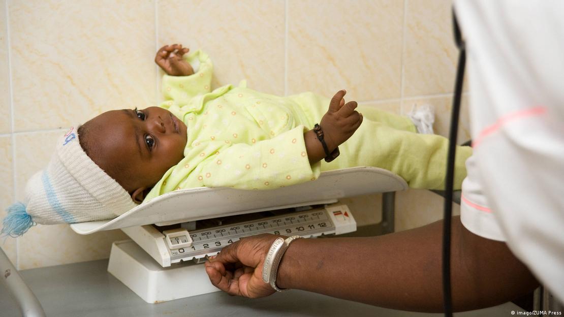 Bebê é pesado numa balança