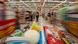 Carrinho de supermercado cheio em movimento em corredor de supermercado brasileiro Carrinho de supermercado cheio em movimento em corredor de supermercado brasileiro