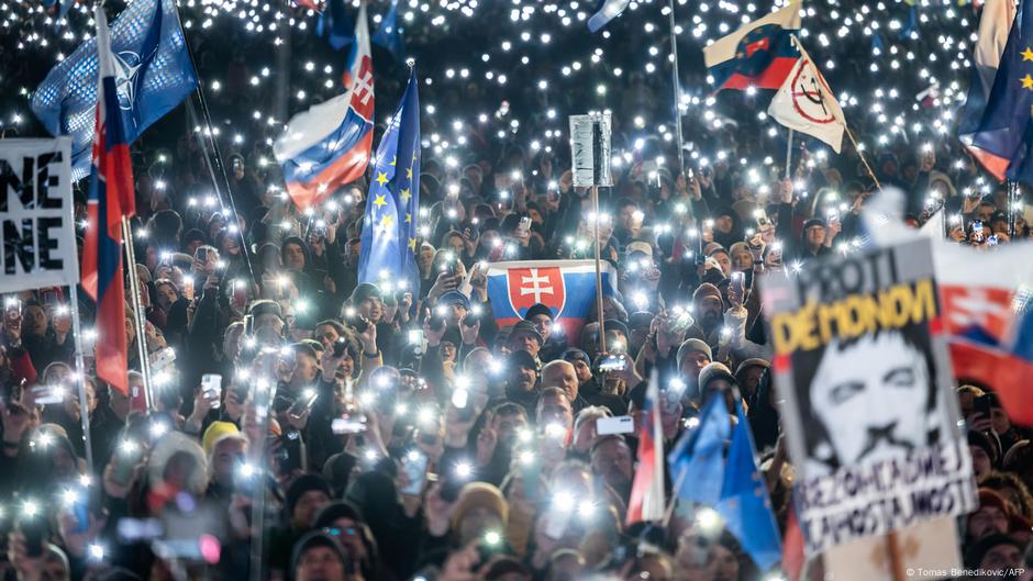 Oko 100.000 ljudi izašlo je na ulice širom Slovačke u februaru u znak protesta zbog vladine proruske agende i neliberalne politike