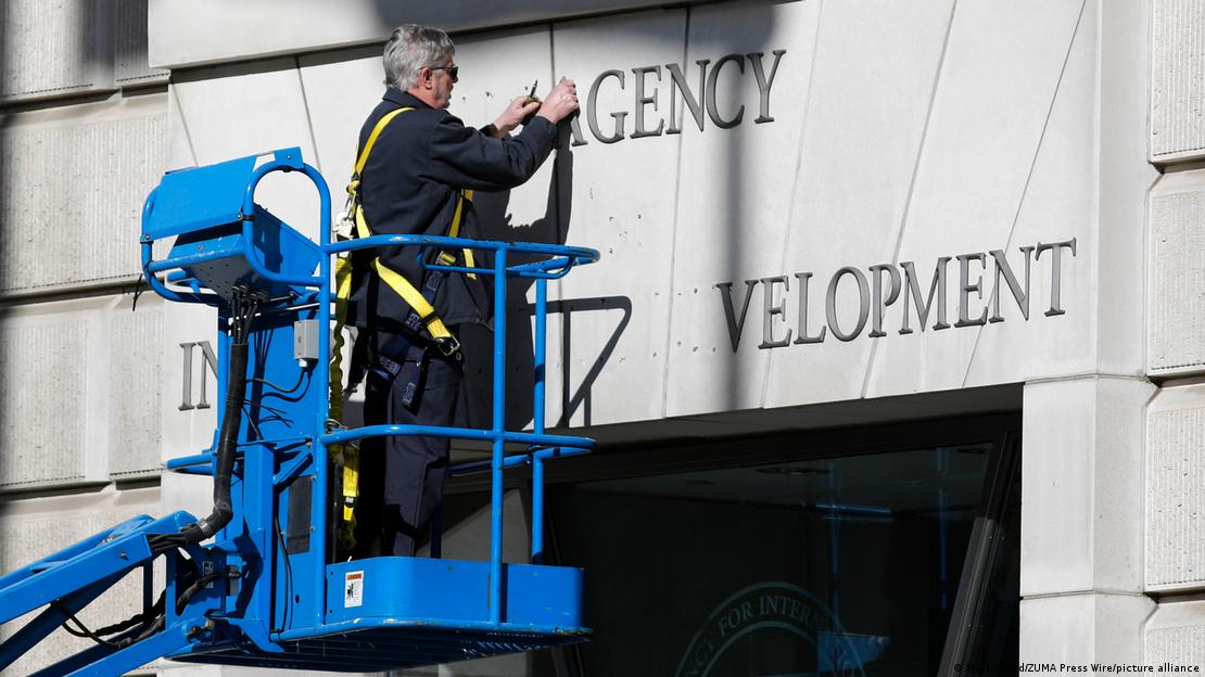 Fachada da Usaid sendo retirada
