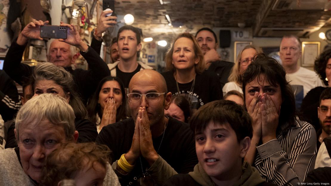 Familiares de Ohad Ben Ami celebran su liberación mientras ven una transmisión de televisión en Tel Aviv, Israel (08.02.2025)