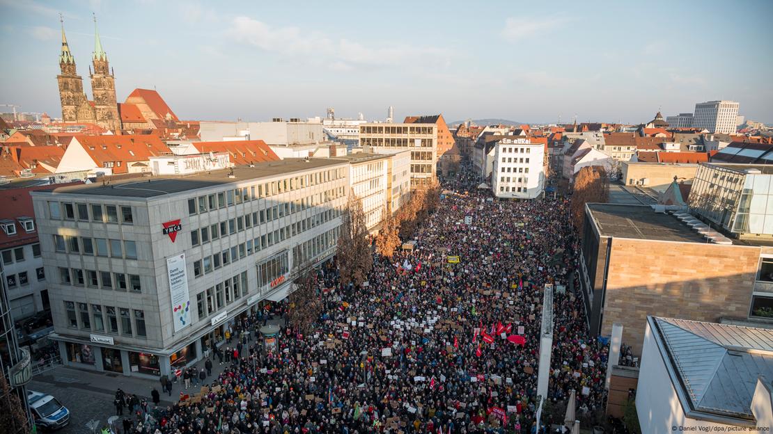 Demonstrues në Nuremberg, një grumbull i madh njerëzish në një pamje marrë nga lart Demonstrues në Nuremberg, një grumbull i madh njerëzish në një pamje marrë nga lart