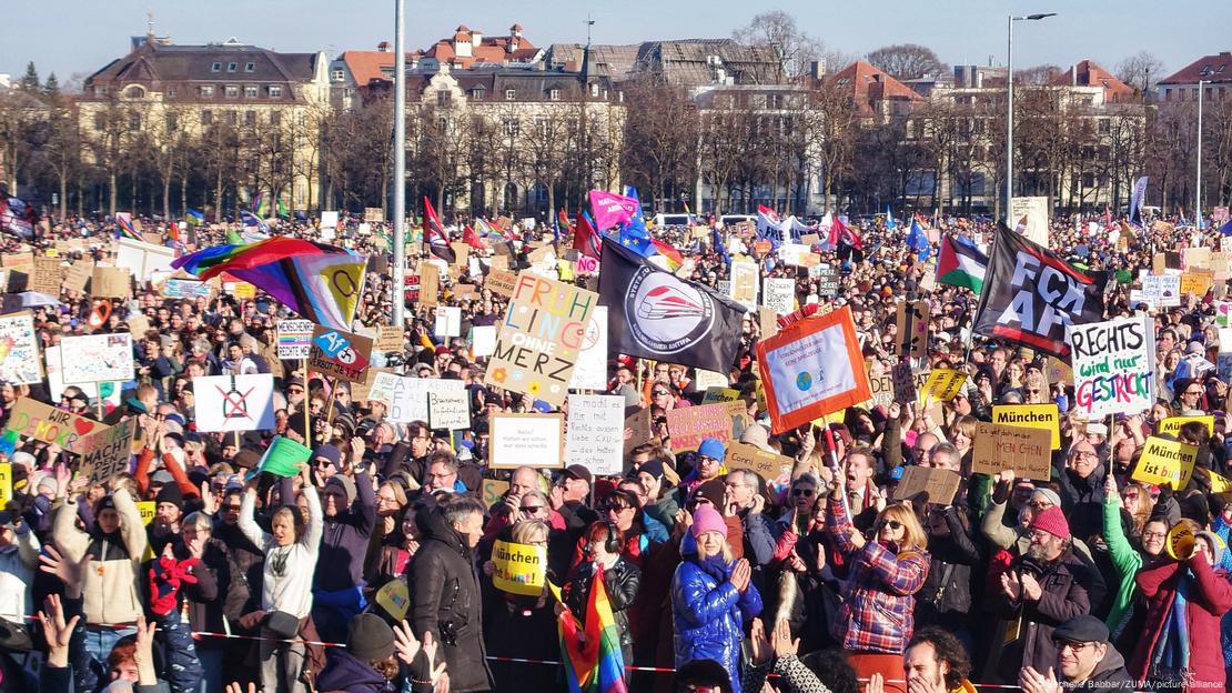 Protestues mbloedhur në Mynih me pankarta në duar Protestues mbloedhur në Mynih me pankarta në duar