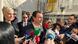 Albin Kurti fala diante de microfones segurados por jornalistas Albin Kurti fala diante de microfones segurados por jornalistas