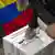 Un ecuatoriano vota en las presidenciales de Ecuador desde un colegio electoral ubicado en Madrid para los residentes ecuatorianos el pasado 9 de febrero.