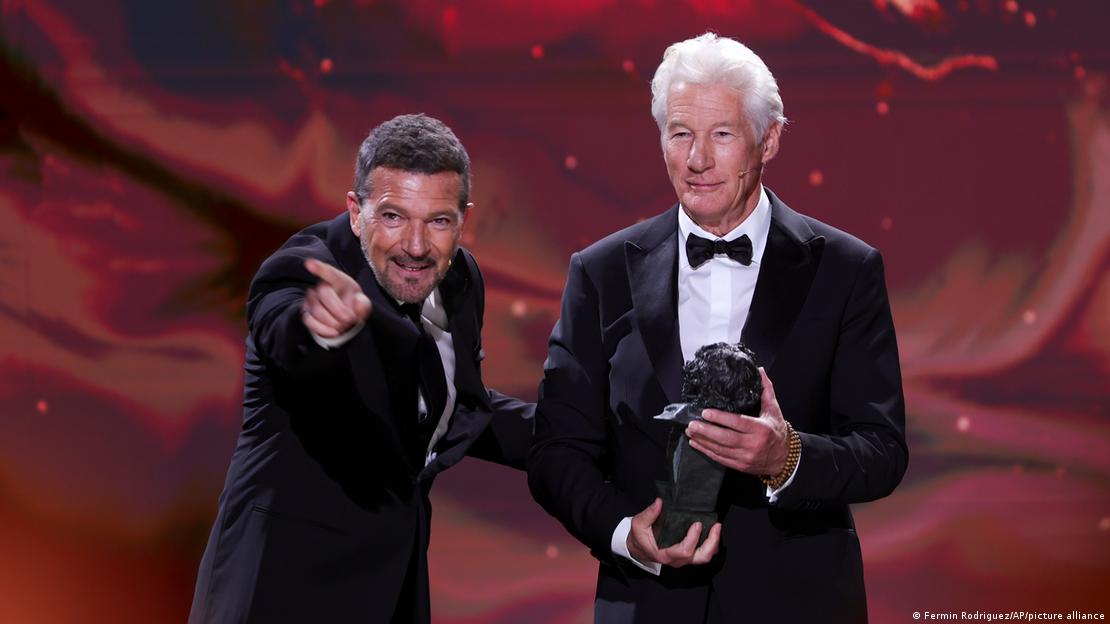 ریچارد گی‌یر در کنار آنتونیو باندراس، هنرپیشه اسپانیایی